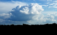 Himmel & Hölle - blauer Himmel, schwarzer Hintergrund